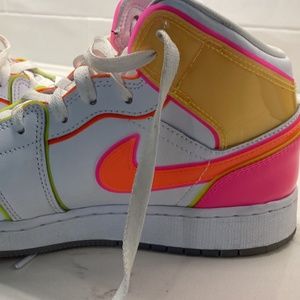 Air Jordan 1 Mid SE GS 'EdgeGlow' size Youth 7.  Fits like women's size 9